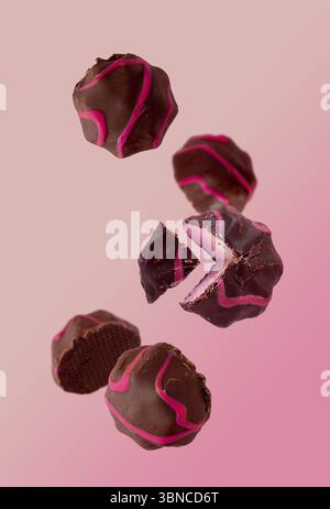 Guimauves aux fruits en chocolat sur fond rose, mise au point sélective Banque D'Images