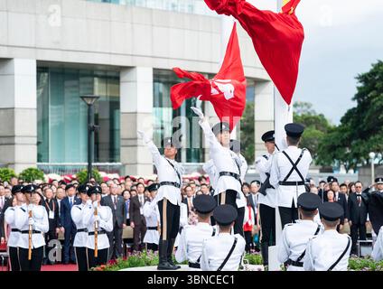 Une cérémonie de levée du drapeau est organisée par le gouvernement de la région administrative spéciale de Hong Kong (HKSAR) pour célébrer le 28e anniversaire du retour de Hong Kong à la patrie, au Golden Bauhinia Square à Hong Kong, Chine, le 1er juillet 2025. Hong Kong, Chine.1er juillet 2025. Une cérémonie de levée du drapeau est organisée par le gouvernement de la région administrative spéciale de Hong Kong (HKSAR) pour célébrer le 28e anniversaire du retour de Hong Kong à la patrie, au Golden Bauhinia Square à Hong Kong, Chine, le 1er juillet 2025. Crédit : Hou Yu/China News Service/Alamy Live News Banque D'Images
