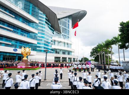 Une cérémonie de levée du drapeau est organisée par le gouvernement de la région administrative spéciale de Hong Kong (HKSAR) pour célébrer le 28e anniversaire du retour de Hong Kong à la patrie, au Golden Bauhinia Square à Hong Kong, Chine, le 1er juillet 2025. Hong Kong, Chine.1er juillet 2025. Une cérémonie de levée du drapeau est organisée par le gouvernement de la région administrative spéciale de Hong Kong (HKSAR) pour célébrer le 28e anniversaire du retour de Hong Kong à la patrie, au Golden Bauhinia Square à Hong Kong, Chine, le 1er juillet 2025. Crédit : Hou Yu/China News Service/Alamy Live News Banque D'Images
