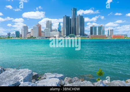 La ligne d'horizon de Detroit Michigan a été photographiée de l'autre côté de la rivière Detroit à Windsor, Ontario, Canada. Banque D'Images