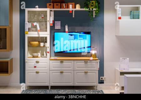 Tallinn, Estonie, 23.09.2023 - Ikea salle de séjour moderne avec Cabinet élégant. Banque D'Images