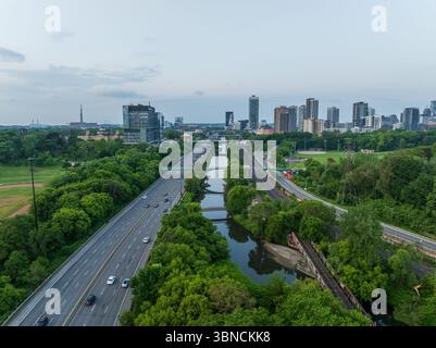 Une vue aérienne au-dessus de la rivière Don Valley, le long de la promenade Don Valley en début de matinée. Banque D'Images