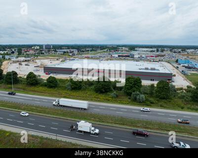 Un entrepôt de vente en gros de Costco, vu de l'autre côté d'une autoroute à voies multiples alors qu'il est construit au Canada. Banque D'Images