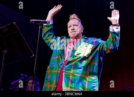 Warrington, Royaume-Uni. 01 juillet 2025. John Lydon (anciennement Johnny Rotten) de public image Ltd (PIL) se produit sur scène lors de leur tournée This Is Not the Last Tour au Parr Hall. Crédit : SOPA images Limited/Alamy Live News Banque D'Images
