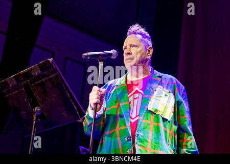 Warrington, Royaume-Uni. 01 juillet 2025. John Lydon (anciennement Johnny Rotten) de public image Ltd (PIL) se produit sur scène lors de leur tournée This Is Not the Last Tour au Parr Hall. Crédit : SOPA images Limited/Alamy Live News Banque D'Images