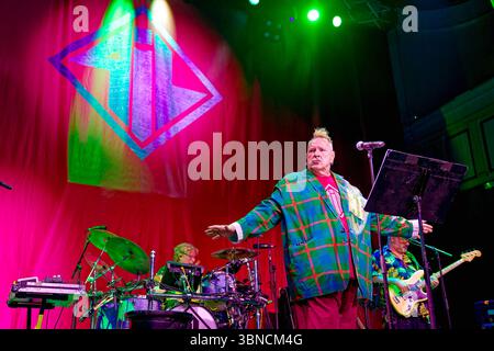 Warrington, Royaume-Uni. 01 juillet 2025. John Lydon (anciennement Johnny Rotten) de public image Ltd (PIL) se produit sur scène lors de leur tournée This Is Not the Last Tour au Parr Hall. Crédit : SOPA images Limited/Alamy Live News Banque D'Images