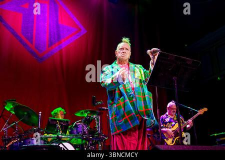 Warrington, Royaume-Uni. 01 juillet 2025. John Lydon (anciennement Johnny Rotten) de public image Ltd (PIL) se produit sur scène lors de leur tournée This Is Not the Last Tour au Parr Hall. (Photo par Andy von Pip/SOPA images/SIPA USA) crédit : SIPA USA/Alamy Live News Banque D'Images