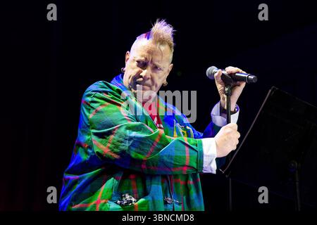 Warrington, Royaume-Uni. 01 juillet 2025. John Lydon (anciennement Johnny Rotten) de public image Ltd (PIL) se produit sur scène lors de leur tournée This Is Not the Last Tour au Parr Hall. (Photo par Andy von Pip/SOPA images/SIPA USA) crédit : SIPA USA/Alamy Live News Banque D'Images