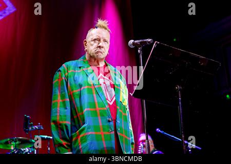 Warrington, Royaume-Uni. 01 juillet 2025. John Lydon (anciennement Johnny Rotten) de public image Ltd (PIL) se produit sur scène lors de leur tournée This Is Not the Last Tour au Parr Hall. (Photo par Andy von Pip/SOPA images/SIPA USA) crédit : SIPA USA/Alamy Live News Banque D'Images