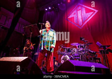 Warrington, Royaume-Uni. 01 juillet 2025. John Lydon (anciennement Johnny Rotten) de public image Ltd (PIL) se produit sur scène lors de leur tournée This Is Not the Last Tour au Parr Hall. (Photo par Andy von Pip/SOPA images/SIPA USA) crédit : SIPA USA/Alamy Live News Banque D'Images