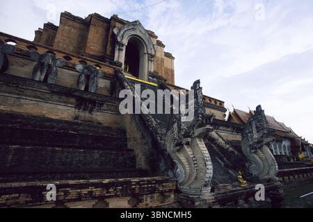 Ancient Brick Chedi & Triple-Head Naga, Wat Chedi Luang, Chiang mai, Thaïlande Banque D'Images