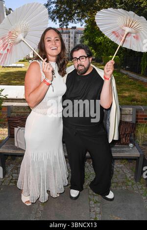 Saskia Grimm und Steven Preisner zu Gast BEI der Fashion Show von Anja Gockel von welchen Farben traeumt dein Glueck in Rahmen der Berlin Fashion week 2025 AM 01.Juli 2025 in Berlin Deutschland *** Saskia Grimm et Steven Preisner en tant qu'invités au défilé de Anja Gockel von welchen Farben traeumt dein Glueck dans le cadre de Berlin Fashion week 2025 le 1 juillet 2025 à Berlin Allemagne Banque D'Images