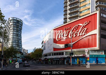 Le panneau d'affichage Coca Cola dans le quartier de Kings Cross à Sydney Banque D'Images