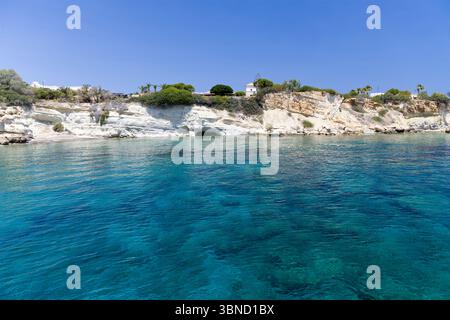 Littoral belle mer transparente et grotte en Crète, Grèce, Europe Banque D'Images