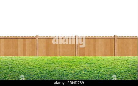 herbe dans la cour arrière et clôture de jardin en bois isolé sur fond blanc Banque D'Images