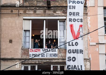 Barcelone, Barcelone, Espagne. 2 juillet 2025. Des dizaines de personnes ont réussi à arrêter l’expulsion de trois bâtiments dans le quartier de Vallcarca. Vallcarca est un quartier près du parc GÃ¼ell qui souffre de gentrification. (Crédit image : © Marc Asensio Clupes/ZUMA Press Wire) USAGE ÉDITORIAL SEULEMENT ! Non destiné à UN USAGE commercial ! Banque D'Images