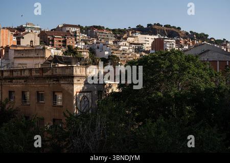 Barcelone, Barcelone, Espagne. 2 juillet 2025. Des dizaines de personnes ont réussi à arrêter l’expulsion de trois bâtiments dans le quartier de Vallcarca. Vallcarca est un quartier près du parc GÃ¼ell qui souffre de gentrification. (Crédit image : © Marc Asensio Clupes/ZUMA Press Wire) USAGE ÉDITORIAL SEULEMENT ! Non destiné à UN USAGE commercial ! Banque D'Images