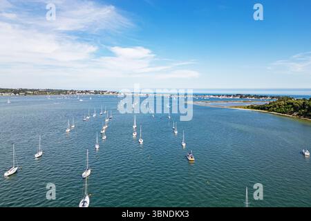 Vue aérienne du port de Poole regardant le sud-est vers Sandbanks, Dorset, Angleterre. Banque D'Images
