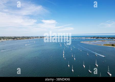 Vue aérienne du port de Poole regardant le sud-est vers Sandbanks, Dorset, Angleterre. Banque D'Images