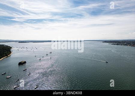 Vue aérienne du port de Poole regardant le sud-ouest vers Swanage, Angleterre. Banque D'Images