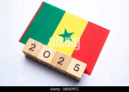 2025, Sénégal, drapeau du Sénégal avec bloc de date, concept, événements importants pour le Sénégal dans la nouvelle année, élection, économie, activités sociales, banque centrale Banque D'Images