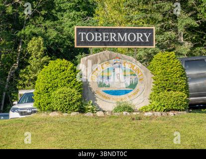 Panneau de Tobermory County Bruce Ontario avec phare Big Tub, Tobermory Ontario Canada, photo stock Banque D'Images