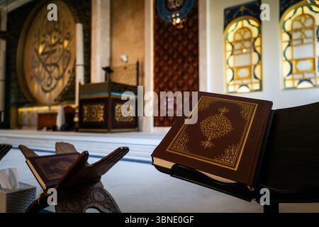 Vue rapprochée du Saint Al Coran à l'intérieur d'une mosquée Banque D'Images