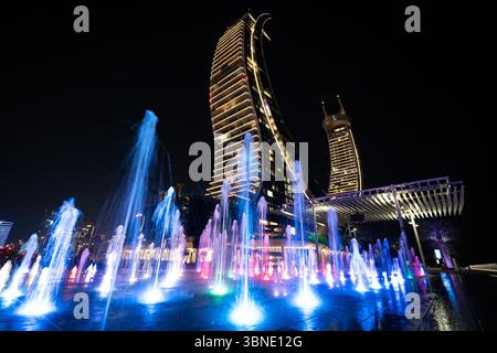 Doha, Qatar. Beau gratte-ciel de grande hauteur avec un style moderne sur un fond de ciel bleu. Le célèbre complexe architectural Katara tours. Banque D'Images