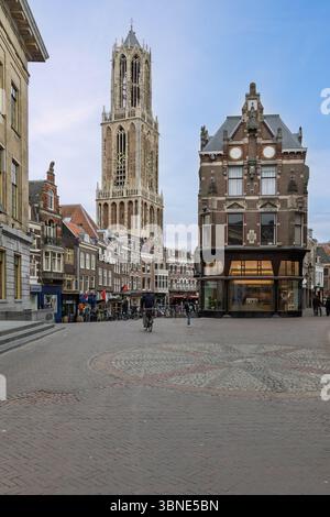 La majestueuse Dom Tower domine l'horizon d'Utrecht, aux pays-Bas, surplombant les bâtiments historiques et une charmante place de la ville, capturant l'essence Banque D'Images