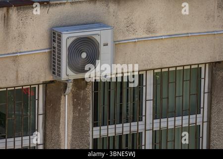 Vieux climatiseurs endommagés nécessitant un entretien et fongicides accrochés au mur extérieur d'un bâtiment d'utilité publique, panne de climatisation, Banque D'Images