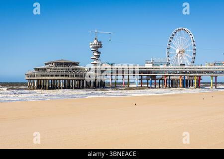 La jetée de Scheveningen est une grande jetée de plaisance à la Haye, aux pays-Bas, avec une grande roue, une tour de saut à l'élastique et une tyrolienne. Banque D'Images