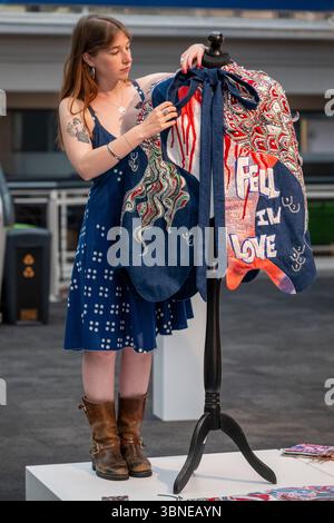 Londres, Royaume-Uni. 2 juillet 2025. Madelaine-Rose Walker, de la Royal School of Needlework, avec son travail « Urban Sirens » en avant-première de New designers, l’exposition annuelle qui présente le travail de plus de 2 500 des meilleurs diplômés en design du Royaume-Uni. L'événement se déroule sur deux semaines, du 2 au 5 juillet et du 9 au 12 juillet, au Business Design Centre d'Islington, couvrant la mode, les textiles, les meubles, le design de produits, l'illustration et plus encore. Credit : Stephen Chung / Alamy Live News Banque D'Images