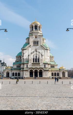Vue de jour de la cathédrale Alexander Nevsky à Sofia, Bulgarie avec Blue Sky et visiteurs en premier plan Banque D'Images
