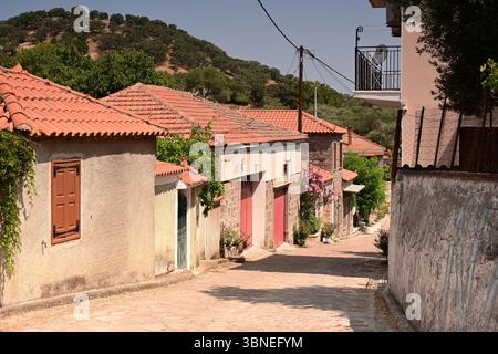 Village rural typique d'Agiassos, Île de Lesbos (Lesbos), Grèce Banque D'Images