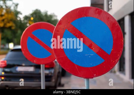 Dans un environnement urbain, deux panneaux clairs no parking sont affichés en évidence, avertissant les véhicules d'éviter de stationner ici Banque D'Images