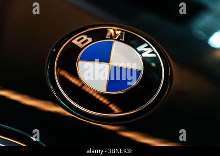 6 février 2025, Qatar Doha. Gros plan du logo BMW sur une voiture noire. Fabricant allemand de voitures de sport de luxe. Banque D'Images