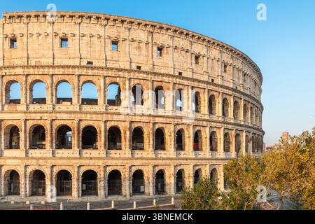 Vue latérale de l'ancien amphithéâtre romain du Colisée dans la ville de Rome, Italie au lever du soleil. Architecture italienne. Point de repère touristique et touristique populaire Banque D'Images