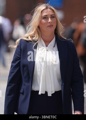 Nikita Hand, également connue sous le nom de Nikita ni Laimhin, quitte la Cour d'appel de Dublin où Conor McGregor fait appel d'une décision dans une affaire civile dans laquelle une femme l'a accusé de l'avoir violée. Date de la photo : mercredi 2 juillet 2025. Banque D'Images