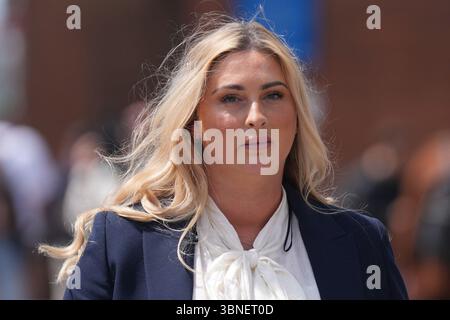 Nikita Hand, également connue sous le nom de Nikita ni Laimhin, quitte la Cour d'appel de Dublin où Conor McGregor fait appel d'une décision dans une affaire civile dans laquelle une femme l'a accusé de l'avoir violée. Date de la photo : mercredi 2 juillet 2025. Banque D'Images