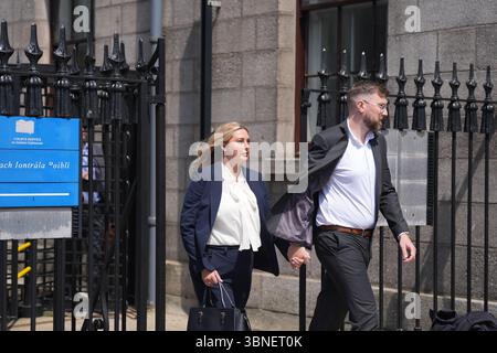 Nikita Hand, également connue sous le nom de Nikita ni Laimhin, quitte la Cour d'appel de Dublin où Conor McGregor fait appel d'une décision dans une affaire civile dans laquelle une femme l'a accusé de l'avoir violée. Date de la photo : mercredi 2 juillet 2025. Banque D'Images