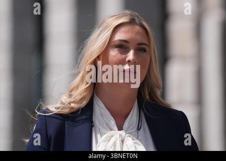 Nikita Hand, également connue sous le nom de Nikita ni Laimhin, quitte la Cour d'appel de Dublin où Conor McGregor fait appel d'une décision dans une affaire civile dans laquelle une femme l'a accusé de l'avoir violée. Date de la photo : mercredi 2 juillet 2025. Banque D'Images