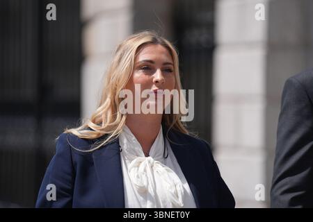 Nikita Hand, également connue sous le nom de Nikita ni Laimhin, quitte la Cour d'appel de Dublin où Conor McGregor fait appel d'une décision dans une affaire civile dans laquelle une femme l'a accusé de l'avoir violée. Date de la photo : mercredi 2 juillet 2025. Banque D'Images
