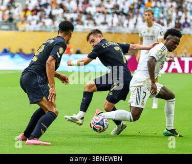 Miami Gardens, États-Unis. 01 juillet 2025. Francisco Conceição de la Juventus défend Vinicius Junior du Real Madrid CF lors du match de la Coupe du monde des clubs de la FIFA le 1er juillet 2025 à Miami Gardens, Floride. (Photo de Dax Tamargo/Sipa USA) crédit : Sipa USA/Alamy Live News Banque D'Images