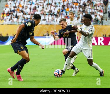 Miami Gardens, États-Unis. 01 juillet 2025. Francisco Conceição de la Juventus défend Vinicius Junior du Real Madrid CF lors du match de la Coupe du monde des clubs de la FIFA le 1er juillet 2025 à Miami Gardens, Floride. (Photo de Dax Tamargo/Sipa USA) crédit : Sipa USA/Alamy Live News Banque D'Images