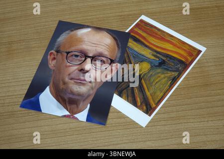Porträt von Friedrich Merz mit Kunstpostkarte Der Schrei von Edvaed Munch Porträt von Friedrich Merz mit Kunstpostkarte Der Schrei von Edvaed Munch, 01.07.2025, Borkwalde, Brandenburg, Unter einem Porträt von Friedrich Merz befindet sich eine Kunstpostkarte mit dem Schrei von Edvard Munch. *** Portrait de Friedrich Merz avec carte postale d'art le cri d'Edvaed Munch Portrait de Friedrich Merz avec carte postale d'art le cri d'Edvaed Munch, 01 07 2025, Borkwalde, Brandebourg, sous un portrait de Friedrich Merz est une carte postale d'art avec le cri d'Edvard Munch Banque D'Images