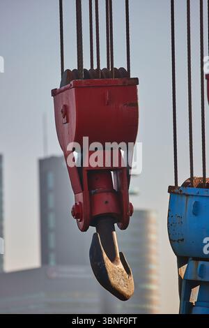 Vieux crochets de grue dans un port Banque D'Images