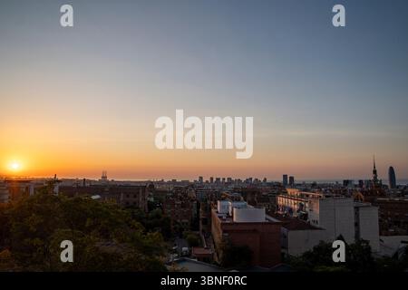 Barcelone, Catalogne, Espagne. 2 juillet 2025. Lever de soleil à Barcelone le dernier jour de la vague de chaleur historique qui a frappé l'Espagne, au cours de laquelle la station météorologique de Barcelone, située sur la montagne Tibidabo et enregistrant des données depuis plus de 100 ans, a battu le record de température pour le mois de juin. (Crédit image : © Eric Renom/ZUMA Press Wire) USAGE ÉDITORIAL SEULEMENT ! Non destiné à UN USAGE commercial ! Banque D'Images