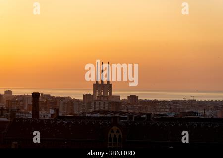 Barcelone, Catalogne, Espagne. 2 juillet 2025. Lever de soleil à Barcelone le dernier jour de la vague de chaleur historique qui a frappé l'Espagne, au cours de laquelle la station météorologique de Barcelone, située sur la montagne Tibidabo et enregistrant des données depuis plus de 100 ans, a battu le record de température pour le mois de juin. (Crédit image : © Eric Renom/ZUMA Press Wire) USAGE ÉDITORIAL SEULEMENT ! Non destiné à UN USAGE commercial ! Banque D'Images