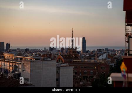 Barcelone, Catalogne, Espagne. 2 juillet 2025. Lever de soleil à Barcelone le dernier jour de la vague de chaleur historique qui a frappé l'Espagne, au cours de laquelle la station météorologique de Barcelone, située sur la montagne Tibidabo et enregistrant des données depuis plus de 100 ans, a battu le record de température pour le mois de juin. (Crédit image : © Eric Renom/ZUMA Press Wire) USAGE ÉDITORIAL SEULEMENT ! Non destiné à UN USAGE commercial ! Banque D'Images
