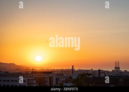 Barcelone, Catalogne, Espagne. 2 juillet 2025. Lever de soleil à Barcelone le dernier jour de la vague de chaleur historique qui a frappé l'Espagne, au cours de laquelle la station météorologique de Barcelone, située sur la montagne Tibidabo et enregistrant des données depuis plus de 100 ans, a battu le record de température pour le mois de juin. (Crédit image : © Eric Renom/ZUMA Press Wire) USAGE ÉDITORIAL SEULEMENT ! Non destiné à UN USAGE commercial ! Banque D'Images